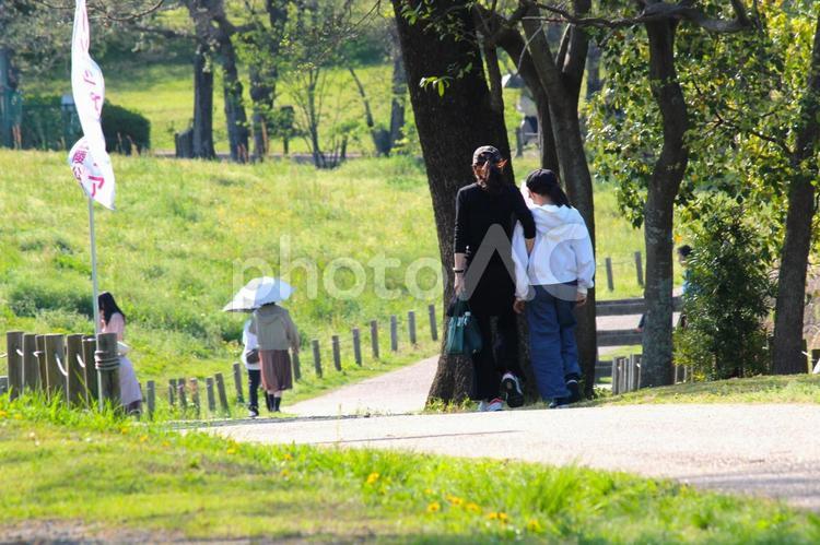 馬見丘陵公園を散歩する親子 奈良県,馬見丘陵公園,親子の写真素材