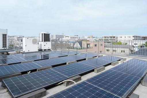 ビルの屋上に設置をしているソーラーパネル ソーラーパネル,太陽光発電,メンテナンスの写真素材