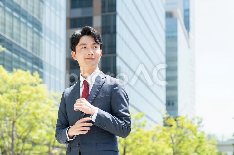 オフィス街の若いビジネスマン ビジネスマン,ビジネス,新人の写真素材