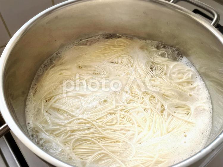 お鍋でそうめんを茹でる様子 そうめん,茹でる,お鍋の写真素材