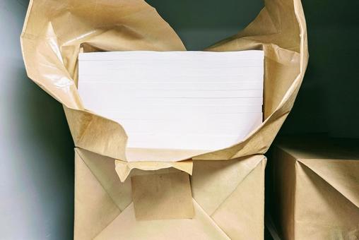 破って開封したビジネス用紙 開封,資料,使用の写真素材