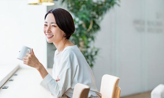 コーヒーを飲む女性 コーヒーを飲む女性 女性,マグカップ,カフェの写真素材