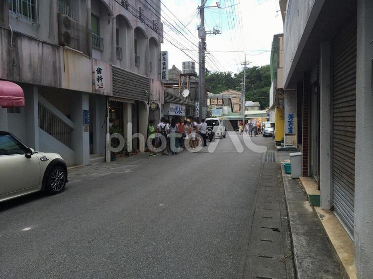沖縄の古い街並みと生活道路、人気店の行列 行列,住宅街,街並みの写真素材