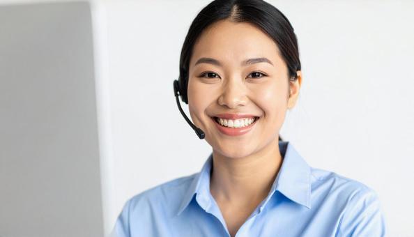 パソコン越しの笑顔のカスタマーサポートの写真