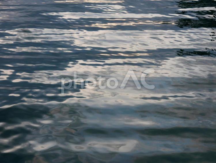 水面の揺らぎ 水面,揺らぎ,霧の写真素材