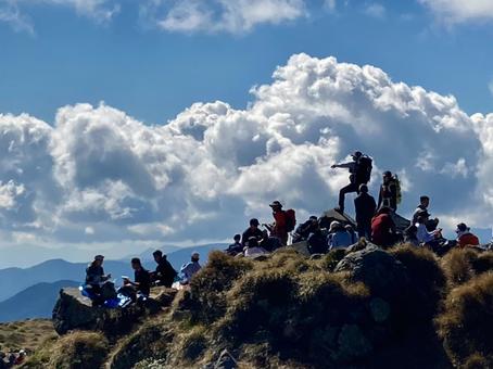 絶景を眺めながら、登山者の休憩 絶景を眺めながら、登山者の休憩 山,登山者,登山の写真素材