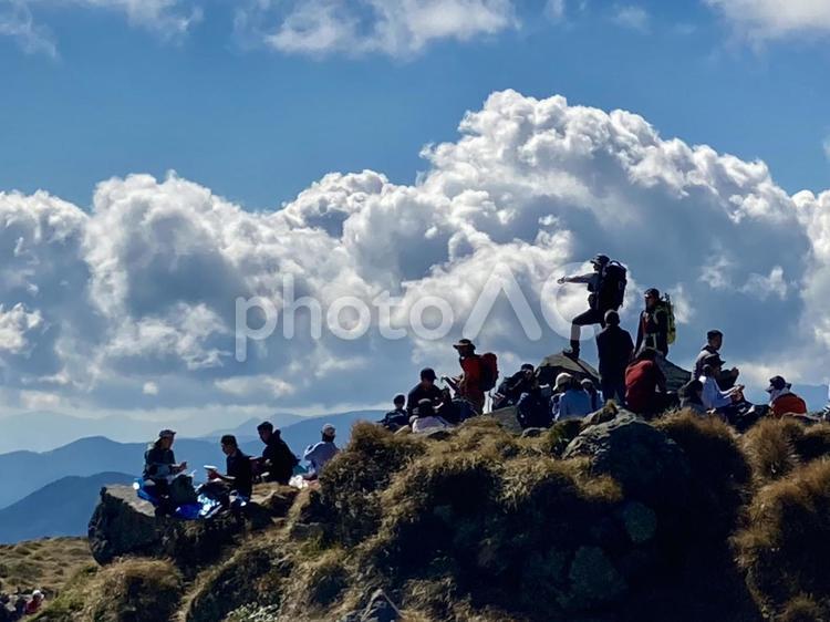 絶景を眺めながら、登山者の休憩 山,登山者,登山の写真素材