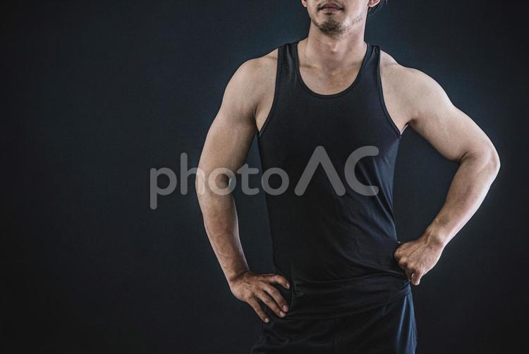 腕の筋肉を鍛える男性 筋肉,腕,マッチョの写真素材