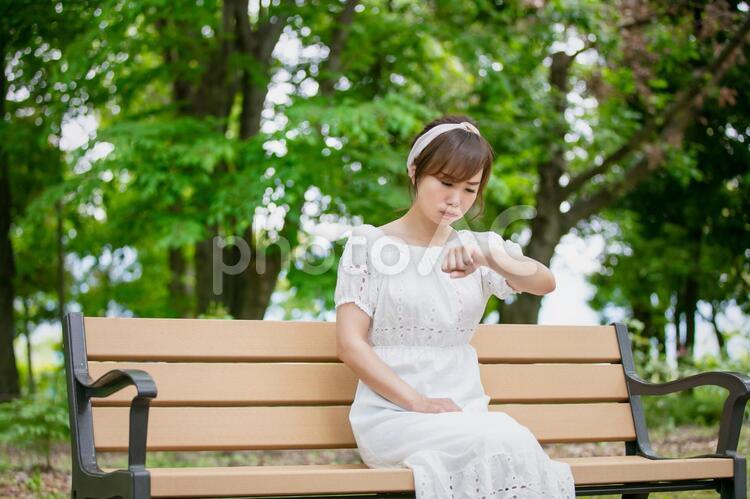 時計を見て怒る女性 待ち合わせ,待つ,ルーズの写真素材