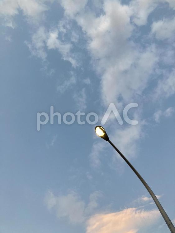 信州まつもと空港駐車場の電灯 電灯,空,雲の写真素材