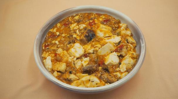 手作り・鯖の麻婆豆腐（皿に盛る）の写真