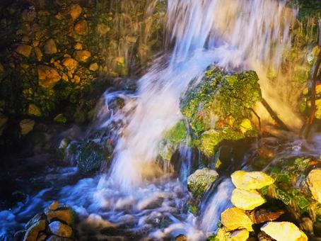 ライトアップされた綺麗な滝の風景 ライトアップされた綺麗な滝の風景の写真