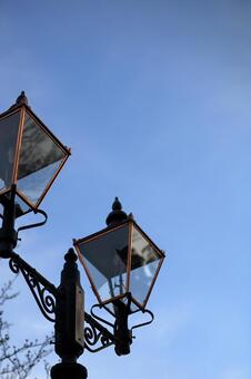 青空とクラシカルな街灯_縦 青空,街灯,ガス灯の写真素材