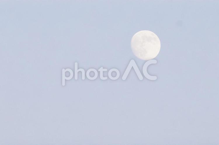 夕暮れ時の十三夜　東の空　月 白い月,月,夕暮れの写真素材