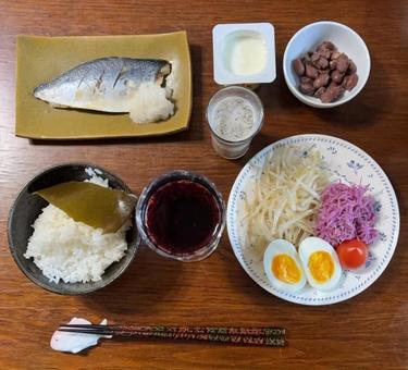 昆布ご飯と蒸しさばに大根おろしなどの夕食 昆布ご飯と蒸しさばに大根おろしなどの夕食の写真