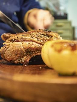 ジューシーに切り分ける子羊ロースト 子羊,ラム肉,ローストの写真素材