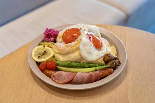 目玉焼きとパンケーキのブランチプレート パンケーキ,目玉焼き,カフェの写真素材