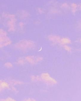三日月　ピンクの雲と薄紫の空　ドリーミー 三日月,月,薄紫の写真素材