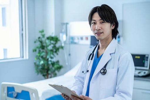 病室でクリップボードを持つ男性医師 病室でクリップボードを持つ男性医師の写真