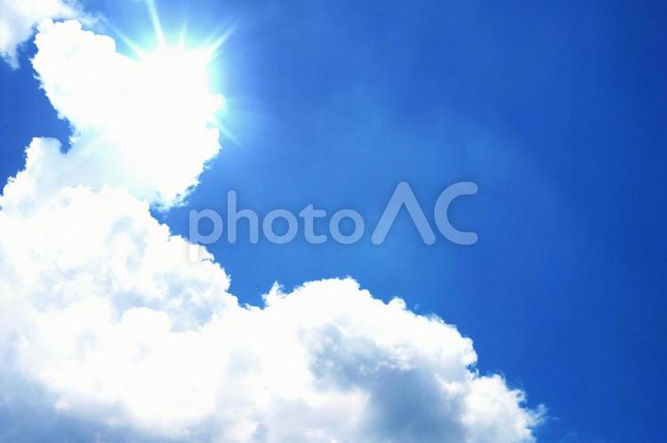 真夏のギラギラした太陽、青空、雲 青空,空,青の写真素材