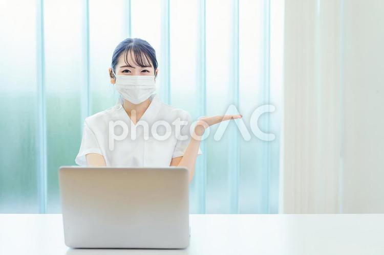 マスクをしてパソコンを使う白衣姿の女性 看護師,医療事務,ナースの写真素材