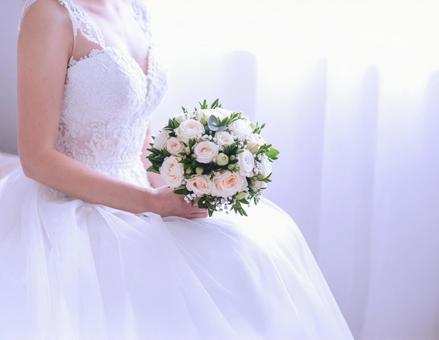 ブーケを持つ花嫁の手元 ブーケを持つ花嫁の手元の写真