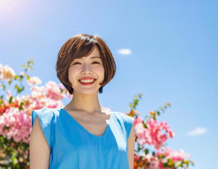 ブーゲンビリア・水色ワンピ・夏の彼女の写真