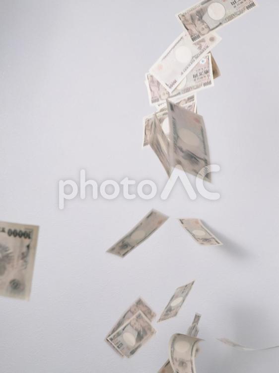 舞い落ちる1万円札。お札。 屋内,お金,お札の写真素材