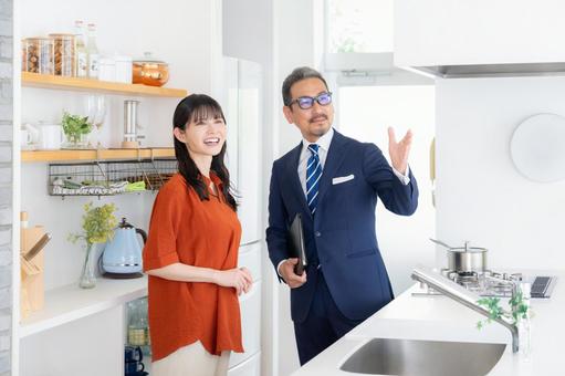 ミドル女性と商談をするセールスマン ミドル女性と商談をするセールスマン セールスマン,ビジネスマン,不動産の写真素材
