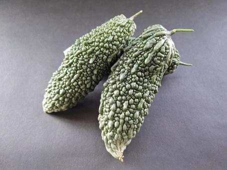 採れたて夏野菜ゴーヤ_黒バック_1 採れたて夏野菜ゴーヤ_黒バック_1の写真