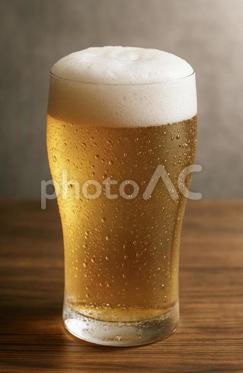 泡たっぷりの生ビールグラス ビール,生ビール,泡の写真素材