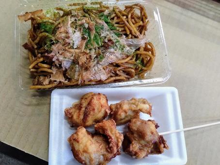 唐揚げと焼きそば 唐揚げと焼きそば 唐揚げと焼きそば,唐揚げ,焼きそばの写真素材