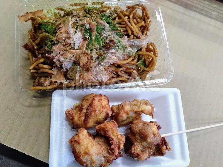 唐揚げと焼きそば 唐揚げと焼きそば,唐揚げ,焼きそばの写真素材