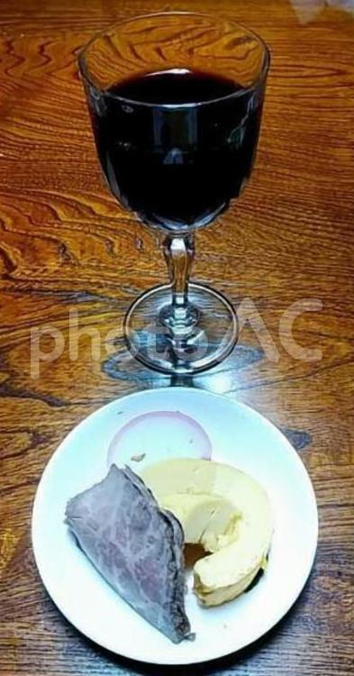 ワインと伊達巻きと蒲鉾とローストビーフ2 赤ワイン,ワイングラス,手作り伊達巻き卵の写真素材
