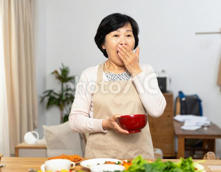 思わず口元を押さえる主婦の驚き 驚き,中年女性,主婦の写真素材