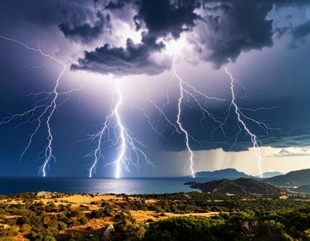 雷が光る空 雨の日 幻想的な夜の風景4 雷が光る空 雨の日 幻想的な夜の風景4の写真