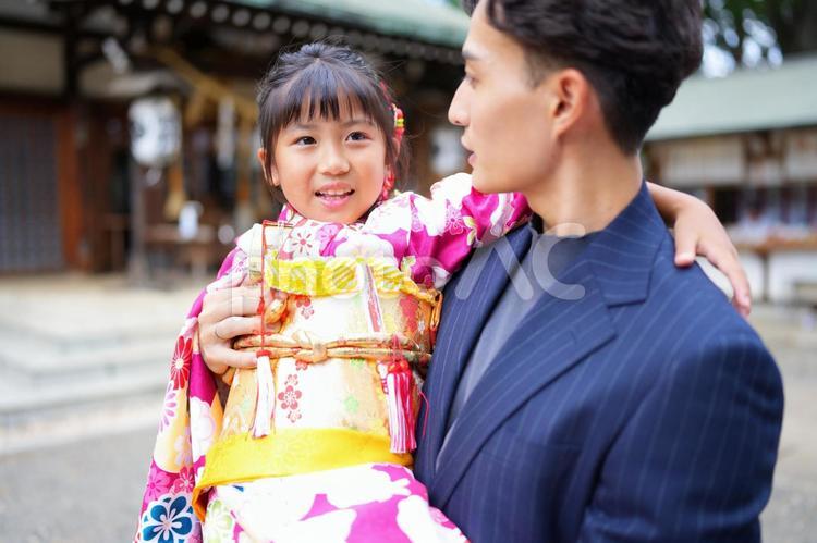 神社で笑顔を交わす父と幼い娘 七五三,お参り,七五三参りの写真素材