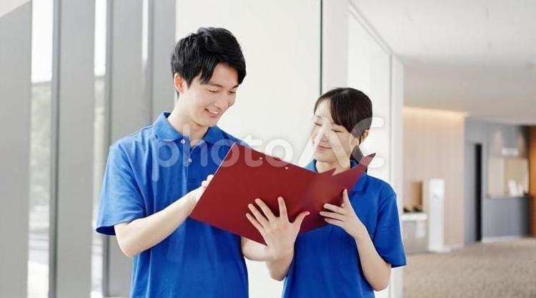 打ち合わせをする介護士 介護士,打ち合わせ,医療従事者の写真素材