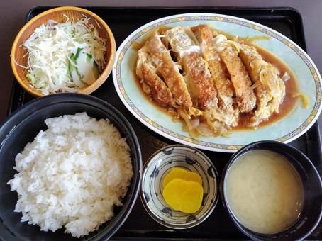 室蘭や登別のカツ丼は別皿なんです 室蘭や登別のカツ丼は別皿なんです カツ丼,室蘭,登別の写真素材