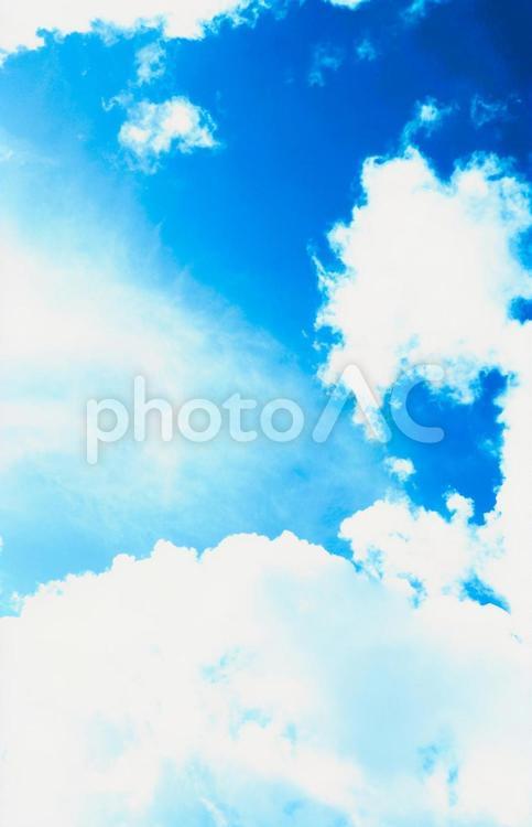 爽やかな青空とふわふわな雲のイメージ素材 青空,空,背景の写真素材