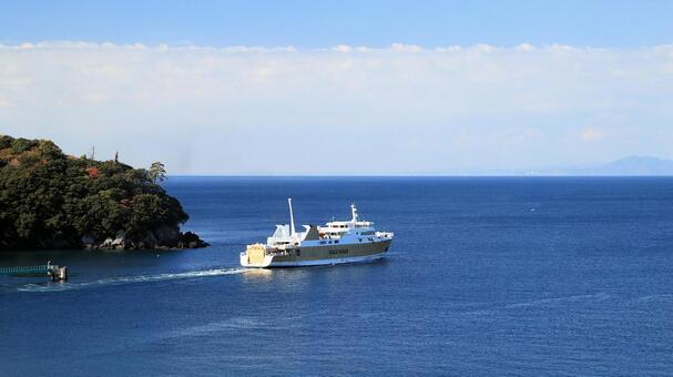 土肥を出港し清水に向かう駿河湾フェリー 駿河湾フェリー,土肥港,晩秋の写真素材