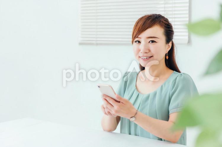 スマホを使うビジネスウーマン スマホ,アプリ,snsの写真素材