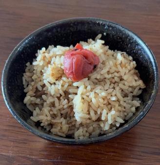 あきたこまち飯七分突き炊き込みの茶碗飯 あきたこまち飯七分突き炊き込みの茶碗飯の写真