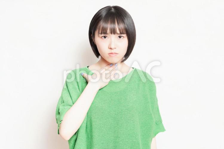喉が痛くて体調不良の若い女性 喉,若い,女性の写真素材