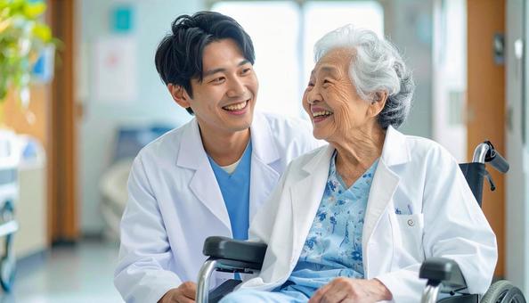 高齢の患者に優しく語り掛ける男性医師の写真