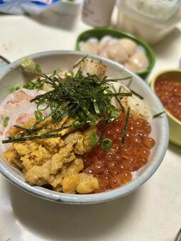 海鮮丼（いくら・うに・ホタテ・赤海老） 海鮮丼,いくら,うにの写真素材