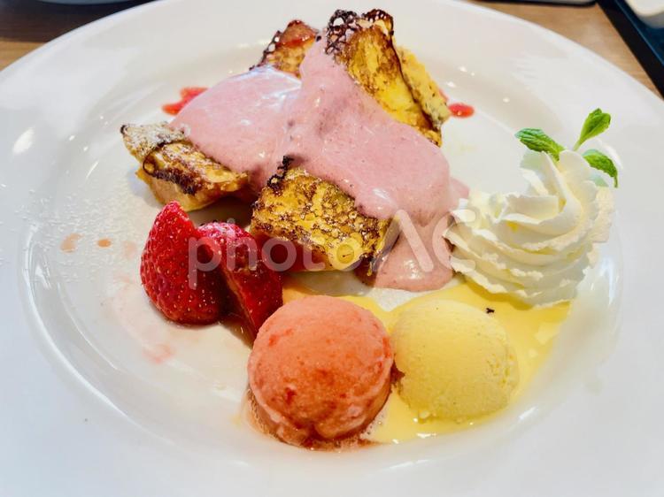フレンチトースト　ストロベリーソース掛け フレンチトースト,スイーツ,デザートの写真素材