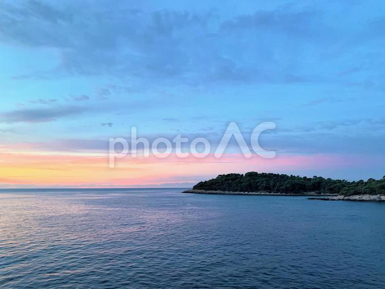 海　夕日　島　船からの景色 海,夕日,水平線の写真素材