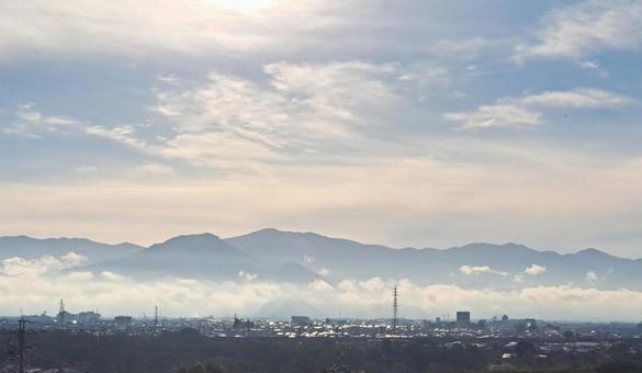 早朝の山と霧 山,霧,朝日の写真素材