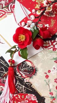 お正月背景　和紙背景に赤梅と白梅の写真